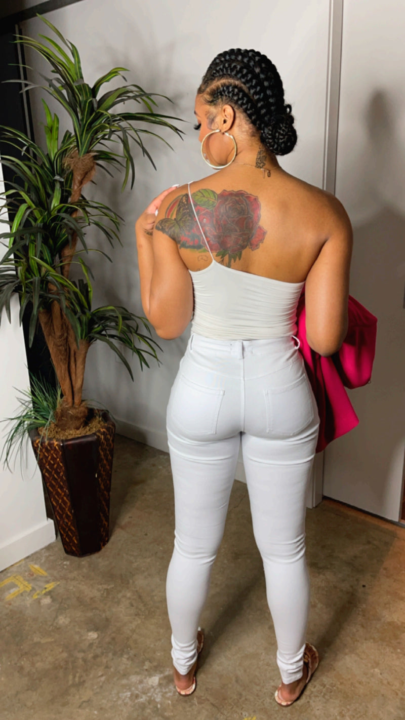 White Jeans for (Even) Curvy Hips - theSTYLEtti.com